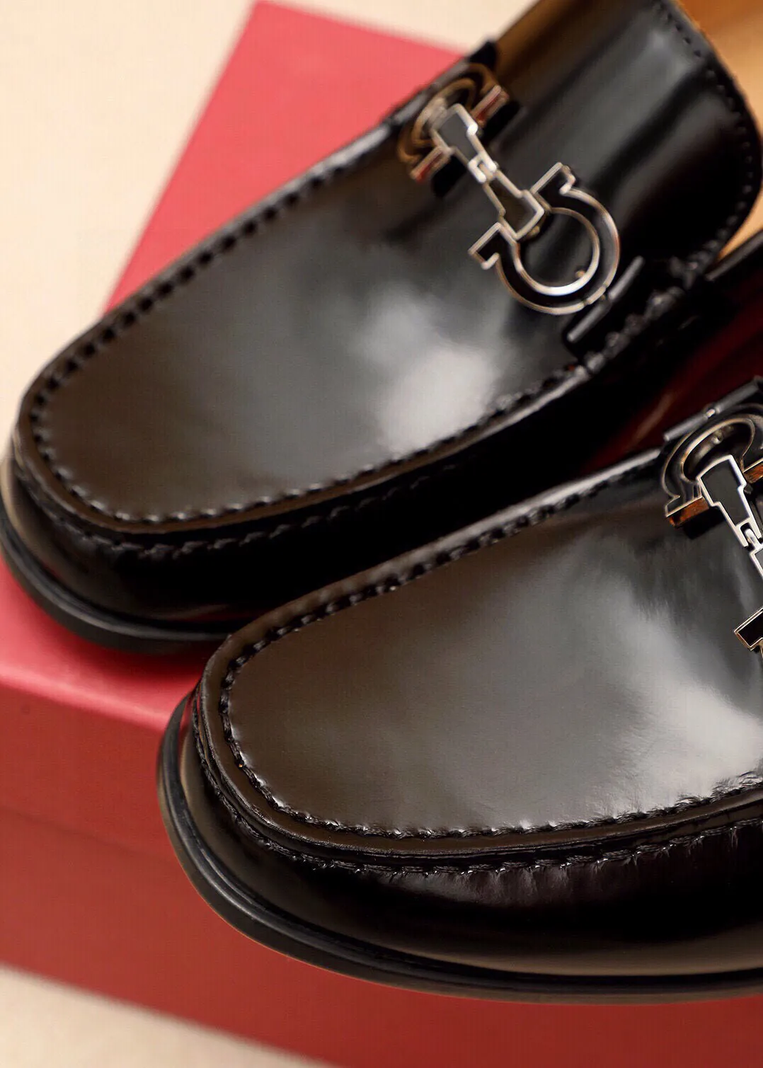 Men's shoes 💰480 💐 Product trademark: Ferragamo "Ferragamo" casual leather shoes Regular size: 38-44 (45🉑️customized) Product materials: Selected imported first-layer open-edge beaded cowhide leather upper + luxury hardware buckle, imported water-dyed cowhide leather lining. Strong three-dimensional visual effect, original outsole color: 4⃣️seed leather materials available
